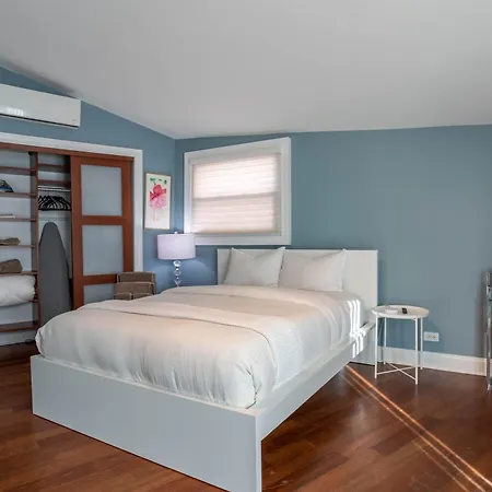 Holiday home 3-story Townhome Free Parking Private Patio Washer-dryer *