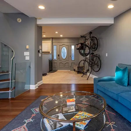 3-story Townhome Free Parking Private Patio Washer-dryer Holiday home Chicago