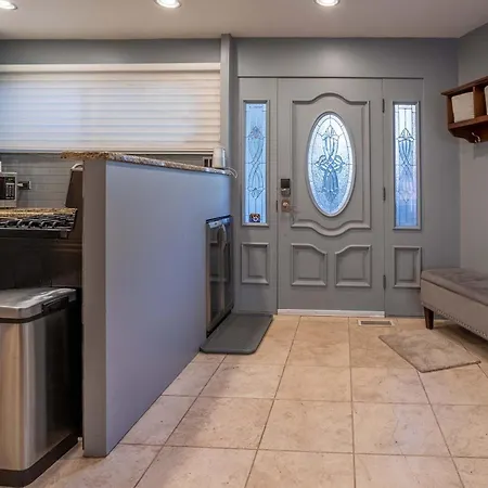 3-story Townhome Free Parking Private Patio Washer-dryer Holiday home Chicago