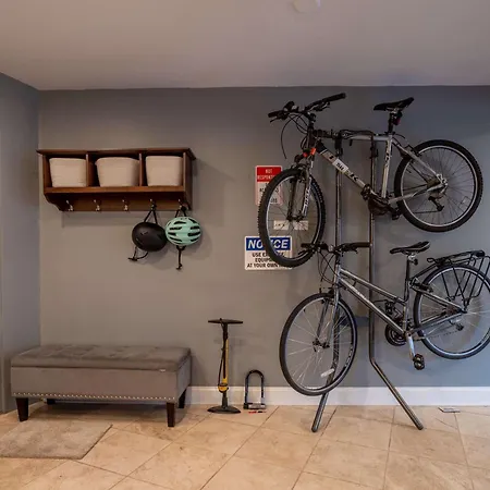 Holiday home 3-story Townhome Free Parking Private Patio Washer-dryer Chicago
