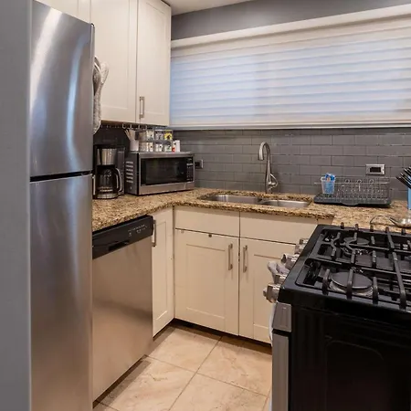 Holiday home 3-story Townhome Free Parking Private Patio Washer-dryer