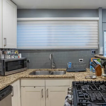 Holiday home 3-story Townhome Free Parking Private Patio Washer-dryer *