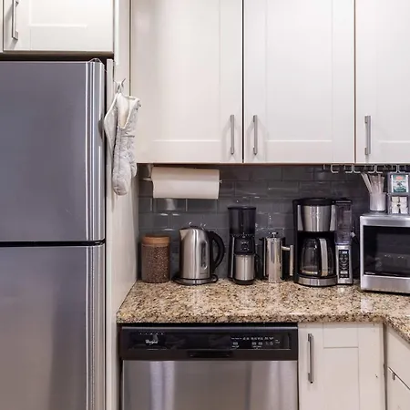 3-story Townhome Free Parking Private Patio Washer-dryer