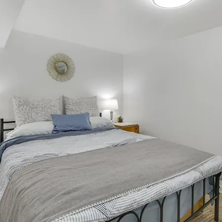 Apartment 2 Mi To Logan Square: Pet-friendly Urban Oasis!