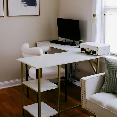 Sleeps 26 • Modern Multi-unit • Gym • Workspaces * Chicago