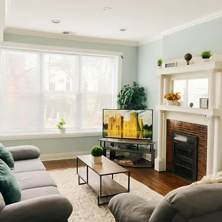 Prime Wrigley Spot Workspace Apartment