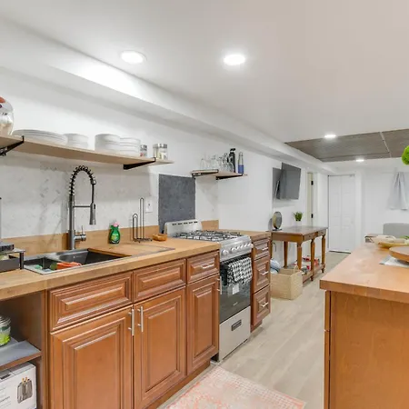 Apartment 2 Mi To Logan Square: Pet-friendly Urban Oasis! *