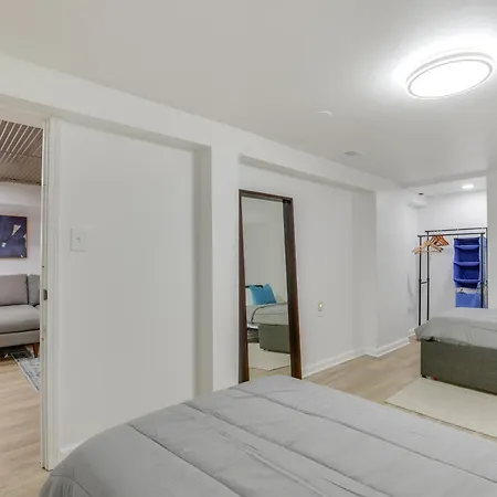 Apartment 2 Mi To Logan Square: Pet-friendly Urban Oasis!