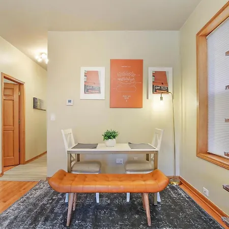 2 Bed Near Ohare - Free Garage Parking - Quiet Apartment