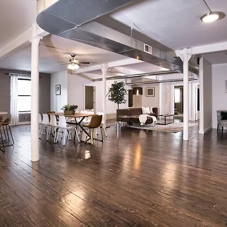 Mccormick 4br Huge Unit W/ Pool Table | Sleeps 10 Apartment Chicago