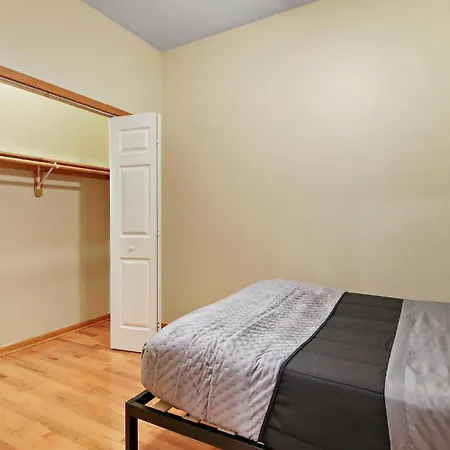 2 Bed Near Ohare - Free Garage Parking - Quiet Apartment