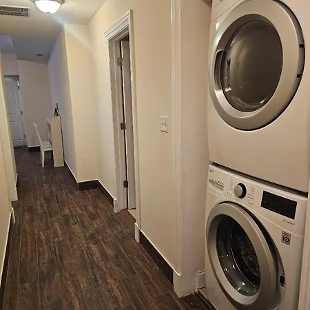 Gold Coast Downtown Sleeps 20 Apartment *