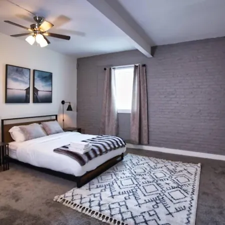 Mccormick 4br Huge Unit W/ Pool Table | Sleeps 10 Chicago