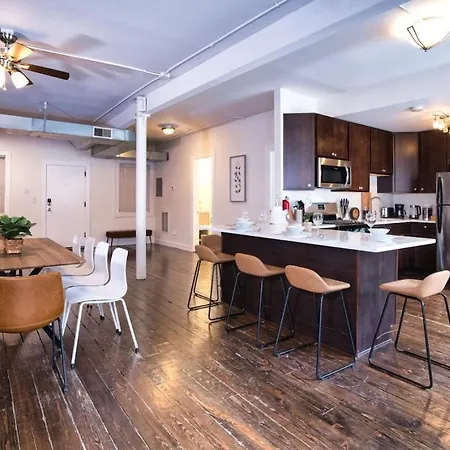 Mccormick 4br Huge Unit W/ Pool Table | Sleeps 10 Chicago