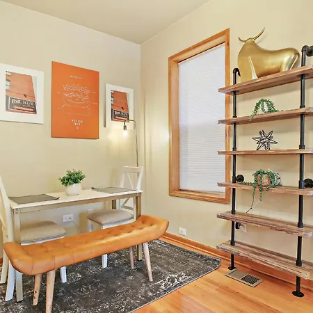 2 Bed Near Ohare - Free Garage Parking - Quiet Chicago