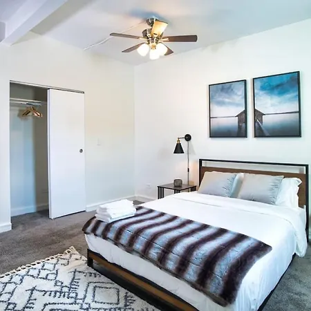 Mccormick 4br Huge Unit W/ Pool Table | Sleeps 10 * Chicago