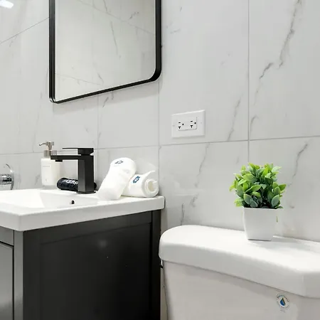 Apartment In Wrigley Close To The Field & Food Chicago