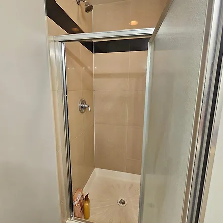Gold Coast Downtown Sleeps 20