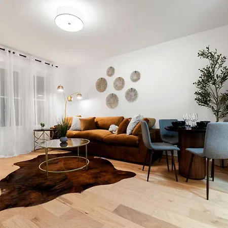 Apartment In Wrigley Close To The Field & Food