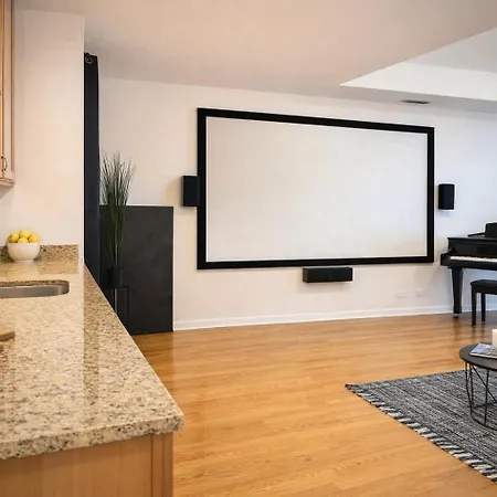 Cozy Wicker Park With Movie
