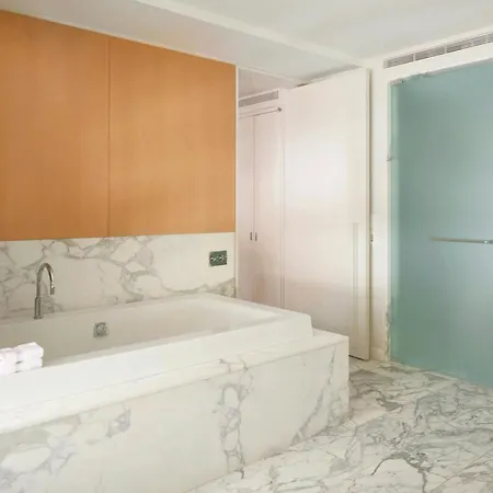 55 Downtown Hotel 4*