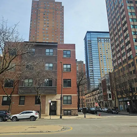 Gold Coast Downtown Sleeps 20 *