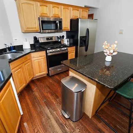 King Bed 6br With Pool Table Sleeps 16 Near Humboldt Park Apartment Chicago