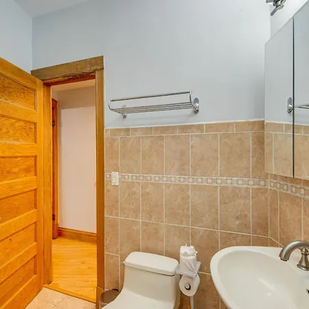 Holiday home 1 Mi To Wrigley! Quintessential Chi-town Greystone *