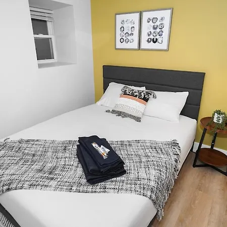 Apartment King Bed 6br With Pool Table Sleeps 16 Near Humboldt Park Chicago