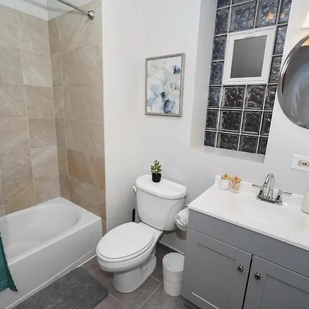 Apartment King Bed 6br With Pool Table Sleeps 16 Near Humboldt Park Chicago