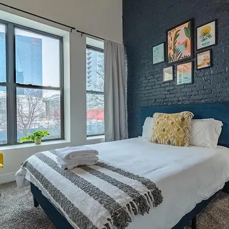 2br Escape With Optional Parking Near Mccormick Place, Navy Pier, Shedd Aquarium, And Millennium Park