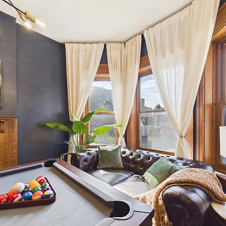 The Wrigleyville Art Deco Executive Garage Apartment