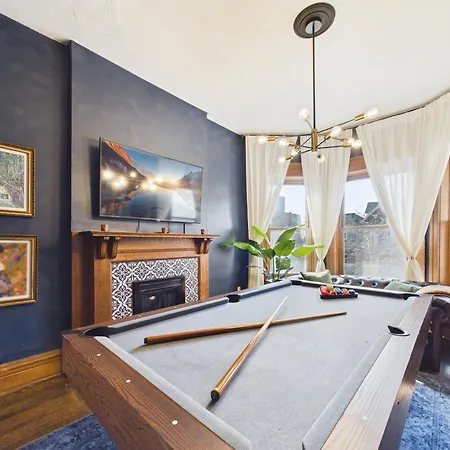 The Wrigleyville Art Deco Executive Garage Apartment Chicago
