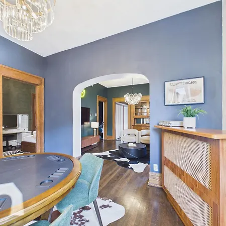 The Wrigleyville Art Deco Executive Garage Apartment *