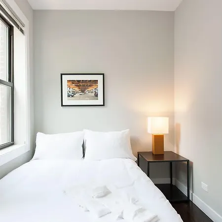 Apartment On N Damen Avenue