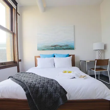 Apartment Three-bedroom On W Van Buren Street Apt 1201