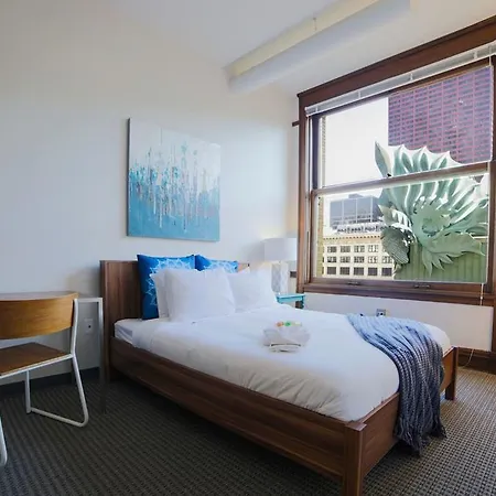 Three-bedroom On W Van Buren Street Apt 1201