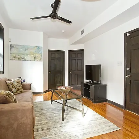 Apartment Two-bedroom On North Elizabeth Street 2