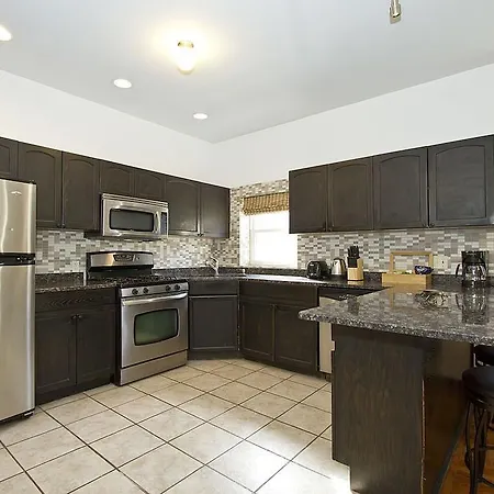 Two-bedroom On North Elizabeth Street 2 Apartment Chicago