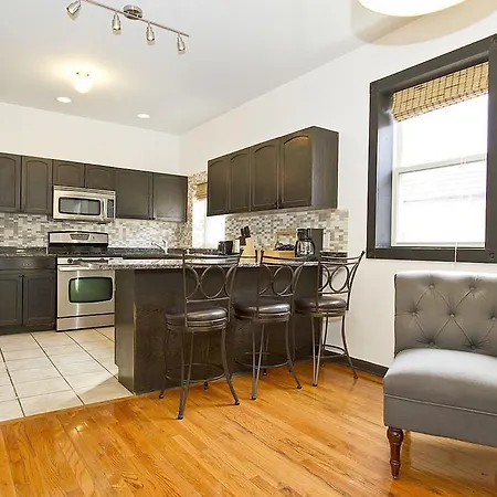 Two-bedroom On North Elizabeth Street 2 Apartment *