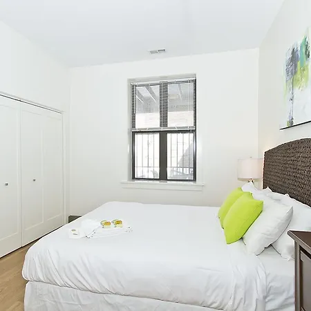 Two-bedroom On N Southport Avenue Apt 2 Chicago