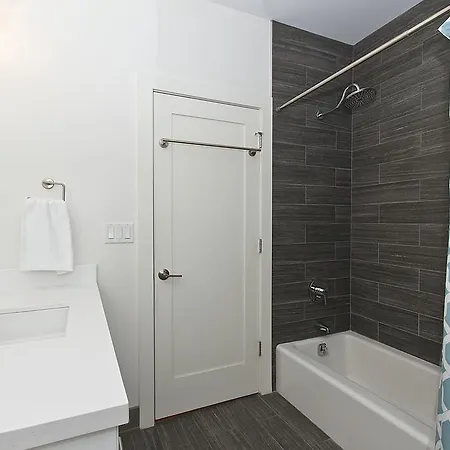 Two-bedroom On N Southport Avenue Apt 2 * Chicago