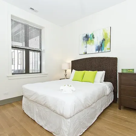 Two-bedroom On N Southport Avenue Apt 2 Aparthotel *