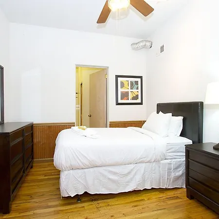 Apartment Four-bedroom On N Racine Avenue Apt 1