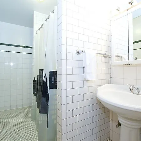 Apartment Four-bedroom On N Racine Avenue Apt 1