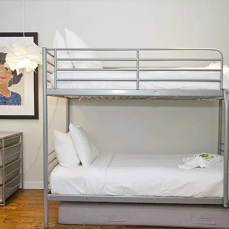 Three-bedroom On W Huron Street Apt E *