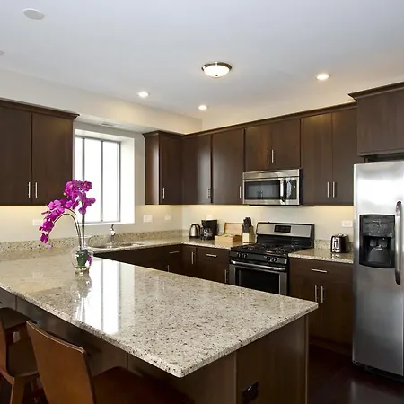 Two-bedroom On W Randolph Street Apt 6c Apartment *