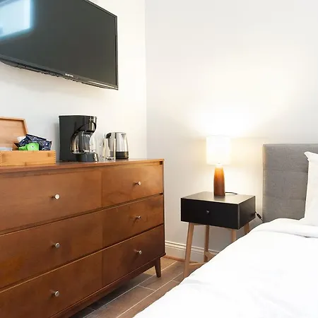 Apartment Studio On W Fullerton Avenue Apt A *