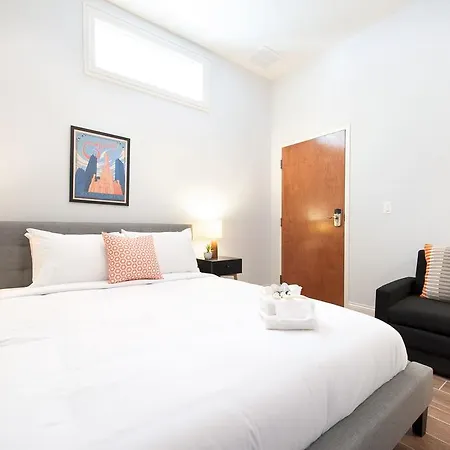 Studio On W Fullerton Avenue Apt A *