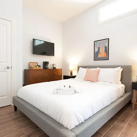 Studio On W Fullerton Avenue Apt A * Chicago